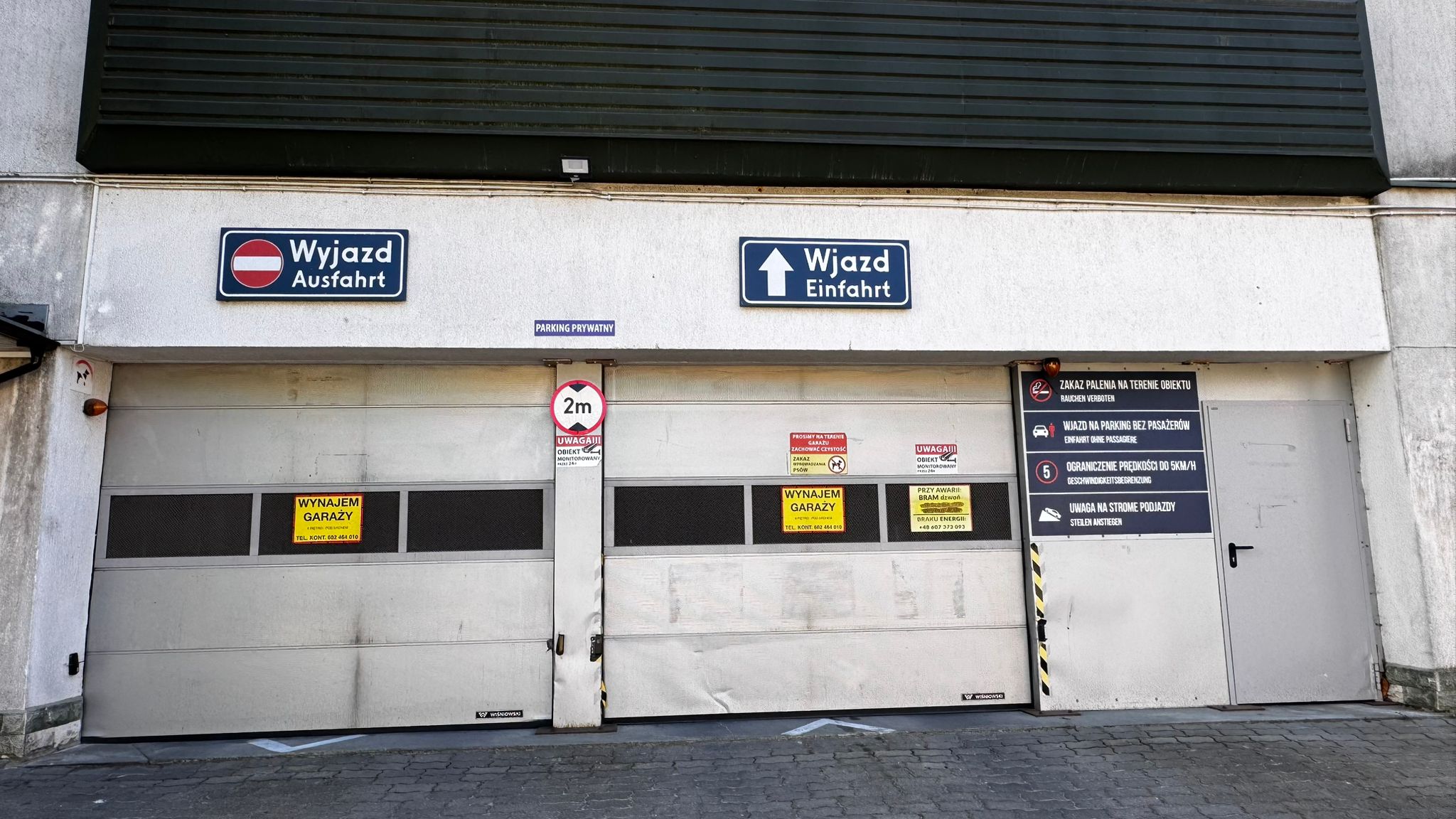 Wjazd na parking przy ul. Łopuskiego 27 w Kołobrzegu