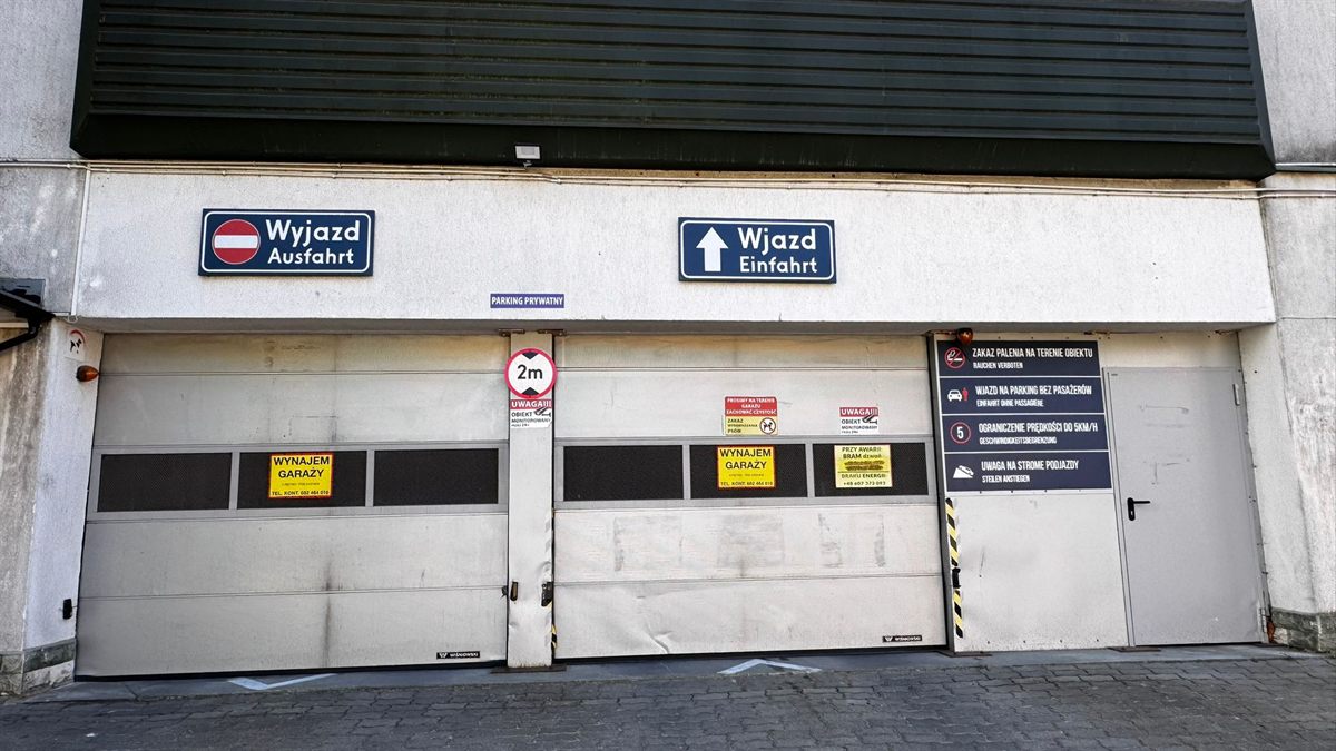 Wjazd na parking przy ul. Łopuskiego 27 w Kołobrzegu