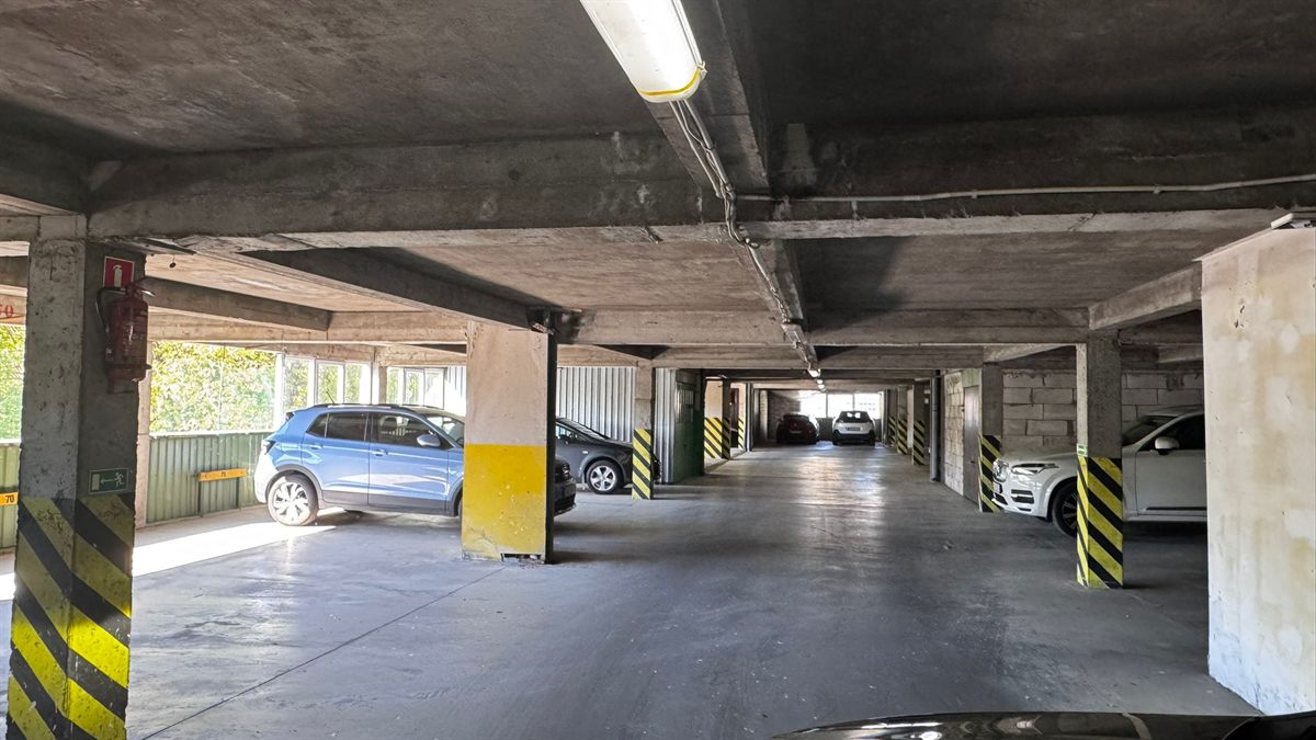 Przestrzeń parkingowa wewnątrz garażu w Kołobrzegu